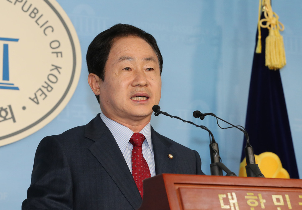 이미선 헌법재판관 후보자 인사청문위원인 자유한국당 주광덕 의원이 14일 오후 국회 정론관에서 열린 기자회견에서 이미선 후보자의 주식거래 문제점을 말하며 인사검증 총책임자인 조국 민정수석에게 맞장토론을 제안하고 있다. 연합뉴스