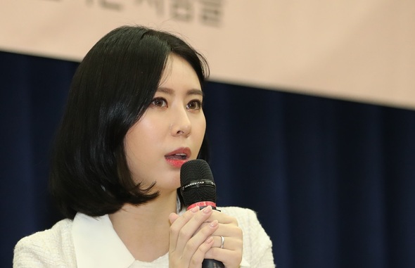 인사말하는 윤지오 고 장자연 씨를 둘러싼 성 접대 강요 사건 증언자인 동료 배우 윤지오 씨가 14일 오후 국회 의원회관에서 열린 자신의 책 ‘3번째 증언’ 북 콘서트에서 인사말을 하고 있다. 윤 씨는 책에 자신이 목격한 고 장자연씨 사건 관련 내용을 담았다. 2019.4.14 서울/연합뉴스