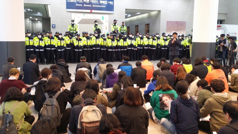 15일 부산시청 1층에서 시민단체들이 시의 강제징용 노동자상 철거를 항의하고 있다.