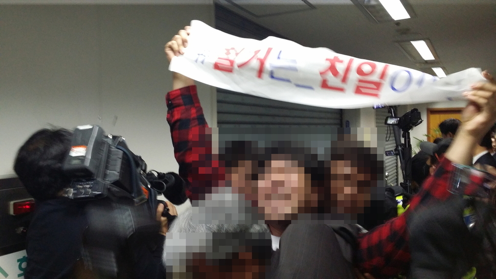 15일 부산시청 7층 시장실에서 시의 강제징용 노동자상 강제 철거를 항의하는 시민이 경찰 등에 끌려나오고 있다.