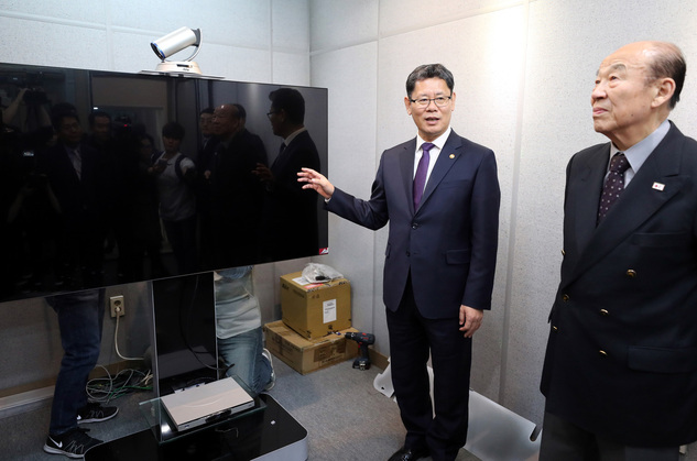 김연철 통일부 장관(왼쪽)이 15일 오후 서울 중구 대한적십자사를 방문해 개보수 중인 이산가족 화상상봉장을 점검하며 박경서 대한적십자사 회장과 대화를 나누고 있다. 연합뉴스