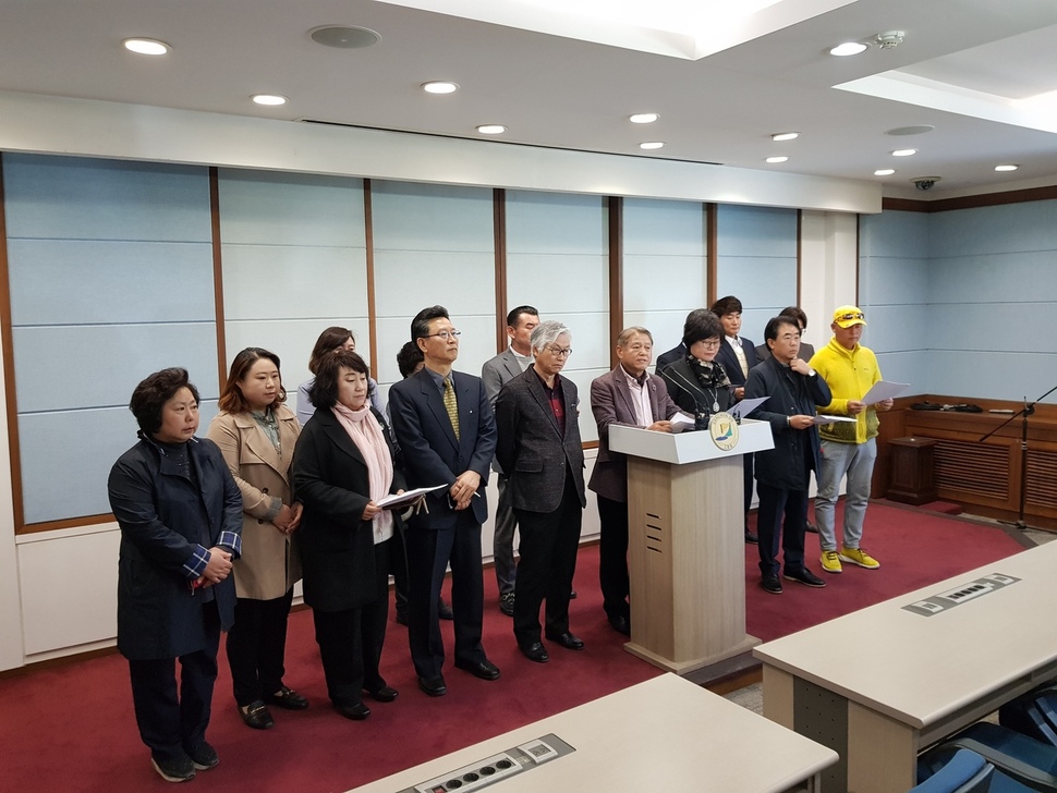 춘천시 근화동주민자치회와 한국외식업협회 강원지부 춘천지회 등 지역 단체들이 15일 오전 강원도청 브리핑룸에서 기자회견을 열어 강원도의회에 춘천 세계불꽃대회 예산을 통과시켜달라고 요구하고 있다. 도의회 해당 상임위에서 삭감된 불꽃대회 예산은 16일 예산결산특별위원회와 18일 본회의 등을 남겨두고 있다.