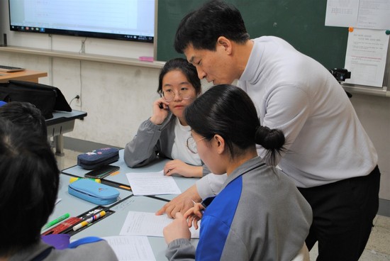 지난 11일 오후 서울 마곡중학교 3학년 5반 교실에서는 토론수업이 한창이었다. 32년차 베테랑 교사인 전종옥 혁신부장이 모둠별 수업을 지도하고 있다. 김지윤 기자