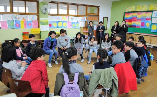 지난 10일 오전 ’서울형 혁신학교’인 서울상원초등학교가 ’학교 여는 날’을 진행했다. 일반학교의 공개수업과는 달리 ’학교 여는 날’은 보호자들이 아이의 수업뿐 아니라 생활 전반을 가까이에서 톺아볼 수 있다. 김지윤 기자