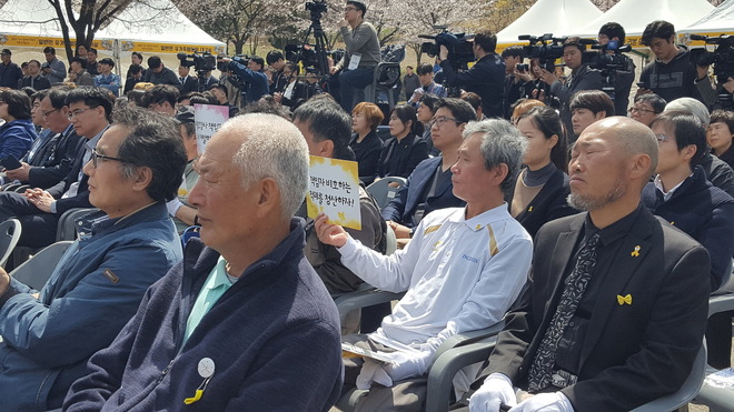 16일 인천가족공원 세월호 추모관 앞에서 열린 추모식 4·16세월호 참사 일반인 희생자 5주기 추모식에 황교안 자유한국당 대표가 추모사를 하는 가운데 일부 추모객이 ’세월호 참사 책임자 수사 및 처벌하라!’ 등의 내용이 적힌 손팻말을 펼치고 있다.