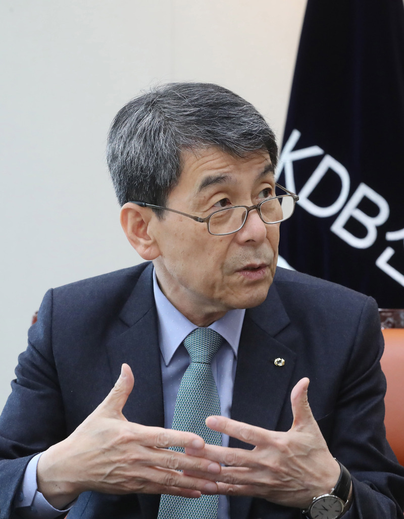 이동걸 케이디비(KDB)산업은행 회장이 지난 1일 오후 서울 여의도 산업은행 본점에서 <한겨레>와 인터뷰를 하던 모습. 신소영 기자 viator@hani.co.kr