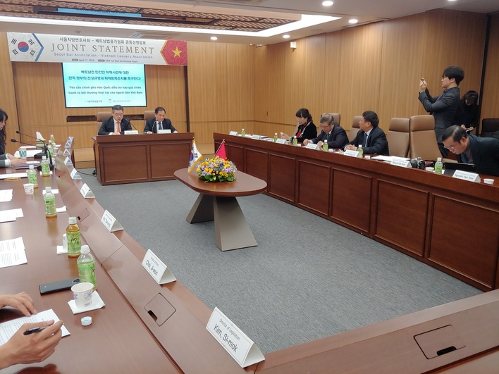 17일 서울지방변호사회와 베트남법률가협회가 서울 서초구 변호사회관에서 베트남전 민간인 학살 사건에 대한 진상규명과 피해자 보호 조치를 촉구하는 공동성명을 발표했다.