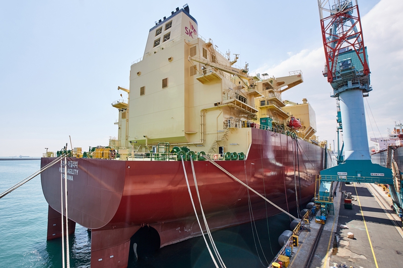 에스케이이앤애스의 액화천연가스(LNG) 수송선 ‘프리즘 어질리티’가 울산 현대중공업 조선소 해양 야드에 접안돼 있다. 이달 말 명명식을 하고 출항해 미국산 셰일가스를 수송하는 데 쓰인다. 에스케이이앤애스 제공