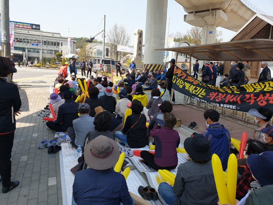경기도 의정부시 산곡동 주민 80여명이 17일 의정부시청 앞 광장에서 집회를 열어, 턱없이 적은 보상에 항의하며 복합문화융합단지 개발사업 철회를 촉구하고 있다. 산곡마을회 제공