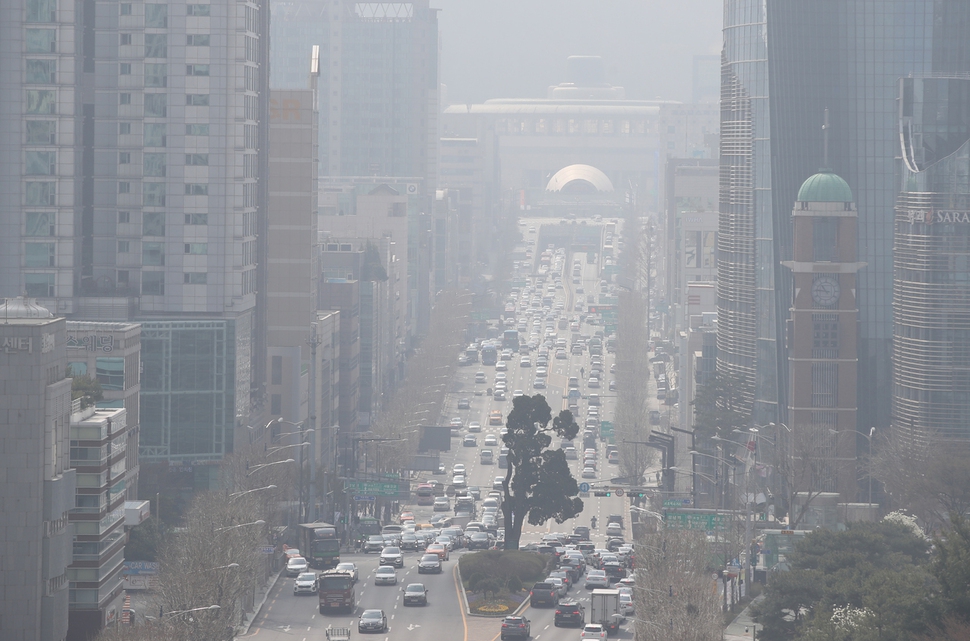 서울을 비롯한 수도권 미세먼지와 초미세먼지 농도가 모두 ‘나쁨' 수준을 보인 지난 5일 서울 서초구 누에다리에서 바라본 반포대로가 온통 희뿌옇다. 연합뉴스