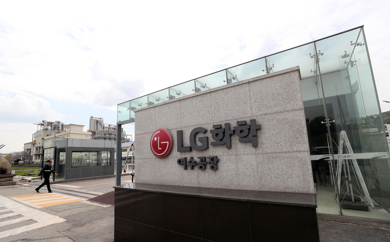 대표적 화학기업인 엘지(LG)화학과 한화케미칼을 포함한 광주·전남 지역 기업들이 수년 동안 대기오염물질 측정값을 조작해온 것으로 드러났다. 17일 엘지화학 여수공장. 연합뉴스