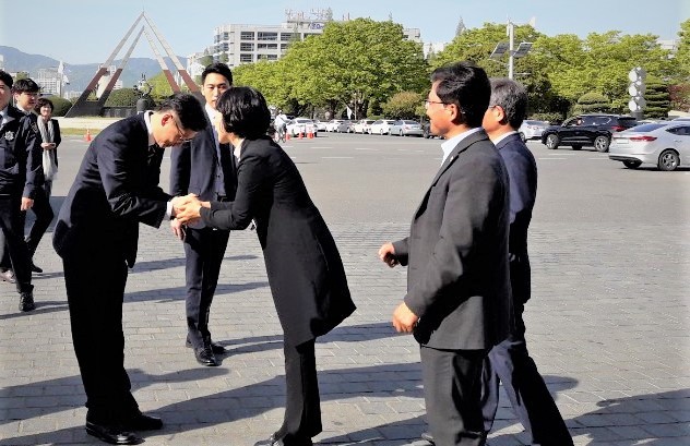 18일 아침 출근한 김경수 경남도지사가 마중 나온 김지수 경남도의회 의장에게 머리 숙여 인사하고 있다.