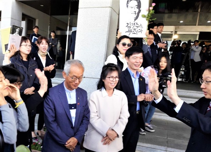 18일 아침 출근한 김경수 경남도지사가 경남도청 현관에 마중 나온 팬클럽 ‘미소천사’ 회원들에게 손을 흔들며 인사하고 있다. 최상원 기자