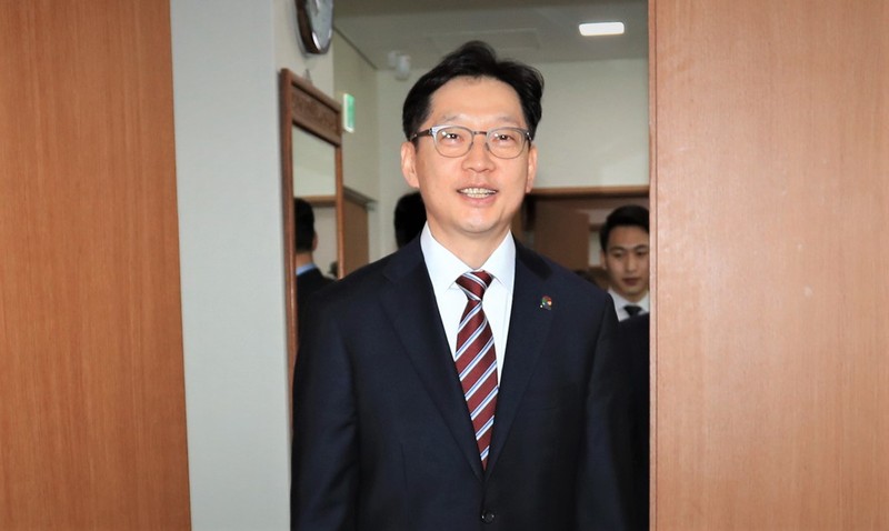 김경수 경남지사가 18일 아침 출근해 경남도청 도지사실에 들어서고 있다. 경남도 제공