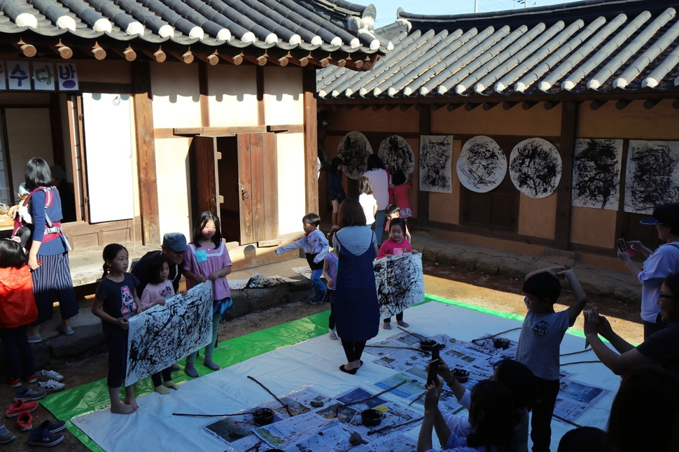 벽초 홍명희 선생의 생가이자 홍범식 선생이 성장한 괴산 ‘홍범식 고가’를 찾은 어린이들이 그림을 그리며 즐거워하고 있다. 괴산군 제공