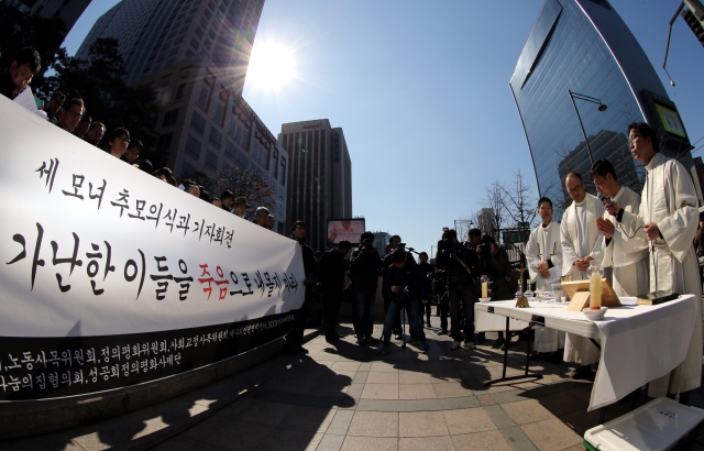 지난 2014년 2월 생활고를 견디다 못해 스스로 목숨을 끊은 ‘송파 세 모녀’는 기초생활수급을 받지 못했다. 생계급여 부양의무자 기준을 폐지할 경우 가난함에도 지원을 받지 못했던 53만여명(2016년 기준)이 급여를 받게 된다는 분석 결과가 나왔다. <한겨레> 자료사진