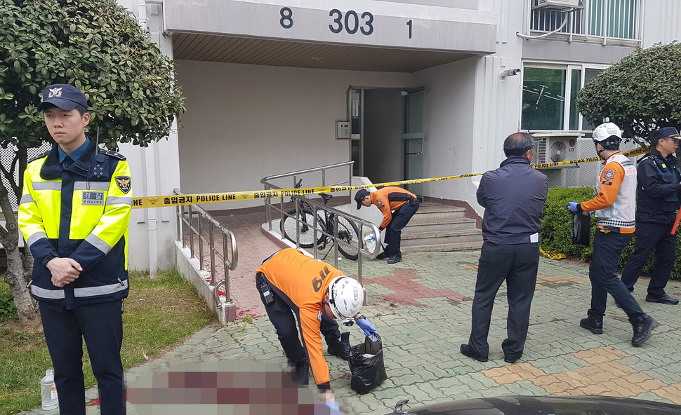 17일 오전 경남 진주시 가좌동 한 아파트 방화 난동 사망 사건이 발생한 현장. 아파트 출입구 바닥에 사건 당시 끔찍한 상황을 대변하는 듯 주민들의 핏자국이 곳곳에 가득하다. 이 사건으로 현재까지 주민 5명이 숨지고 11명이 다쳤다.  연합뉴스