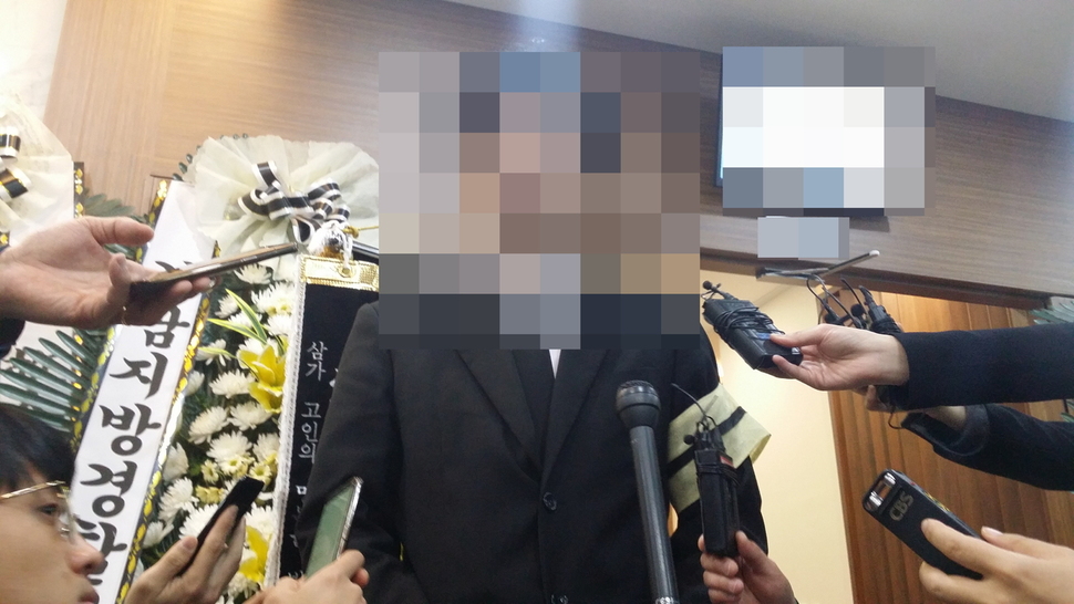 19일 경남 진주 한일병원 장례식장에 마련된 합동분향소에서 ‘진주 아파트 참사’ 희생자 유가족이 경찰청 등 관계 기관의 공식사과를 요구하고 있다. 유가족은 이날 예정됐던 최아무개양 등 3명의 장례식을 무기한 연기했다.