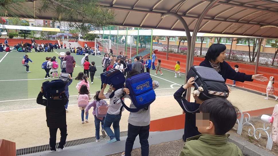 강릉 경포초등학교 학생들이 19일 오전 지진이 발생하자 수업을 중단하고 학교 운동장으로 긴급 대피하고 있다. 경포초등학교 제공