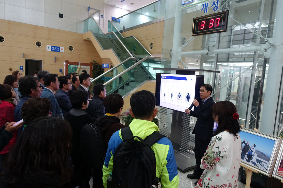 지난 18일 오후 경기 파주시 경의선 남북출입사무소(CIQ)에서 열린 ‘파주 평화아카데미’에서 참석자들이 강연에 앞서 통일부 관계자로부터 설명을 듣고 있다.