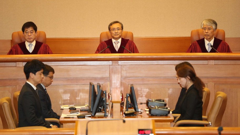 유남석 헌재소장 등 헌법재판관이 11일 오후 서울 재동 헌법재판소 대심판정에 앉아있다. 헌법재판소 제공