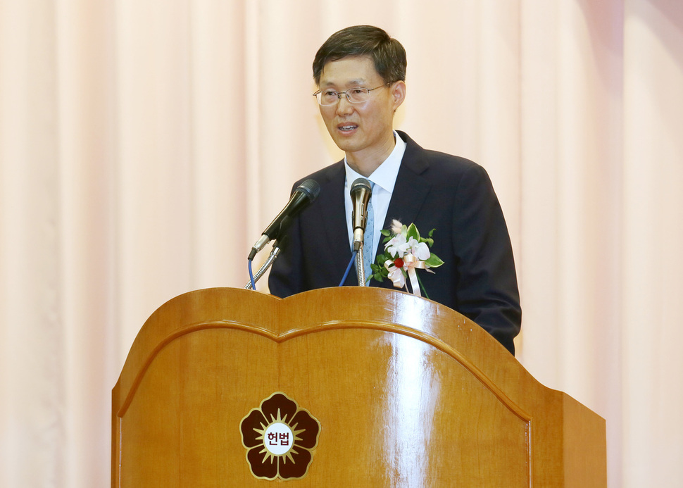 문형배 헌법재판관이 19일 오후 서울 재동 헌법재판소 대강당에서 열린 취임식에서 취임사를 하고 있다. 헌법재판소 제공