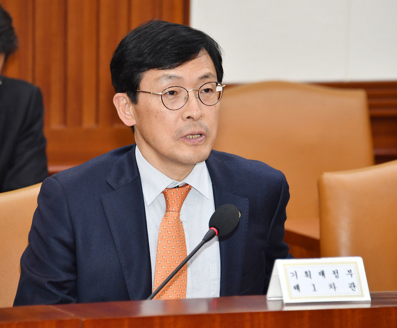 이호승 기획재정부 1차관이 19일 정부서울청사에서 ‘거시경제금융회의’를 주재하고 있다. 기획재정부 제공