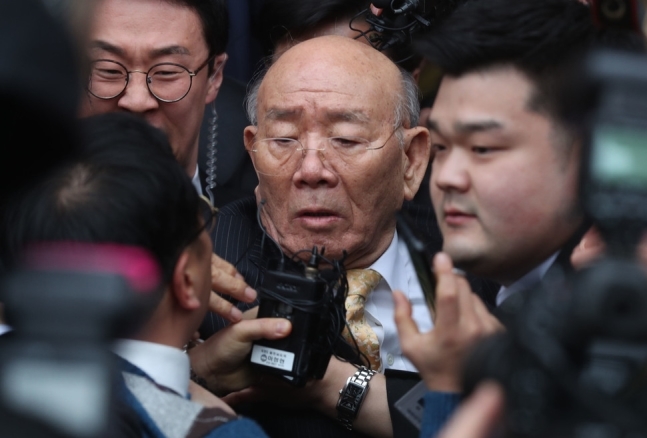 사자 명예훼손 혐의를 받고 있는 전두환 전 대통령이 3월11일 오후 광주광역시 동구 광주지방법원에서 재판을 마친 뒤 법원을 나오고 있다. 광주/백소아 기자 thanks@hani.co.kr