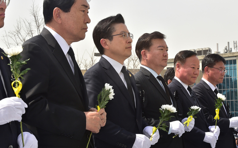 황교안 자유한국당 대표와 당 관계자들이 16일 오전 인천시 부평구 인천가족공원 세월호 일반인 희생자 추모관 앞에서 열린 세월호 일반인 희생자 5주기 추모식에서 헌화를 하고 있다.  공동취재사진.