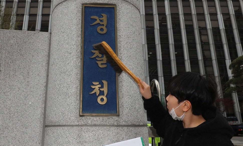 버닝썬 유착 혐의 경찰이 유착 수사…“성폭력 경찰이 성폭행 범죄 수사하는 꼴”