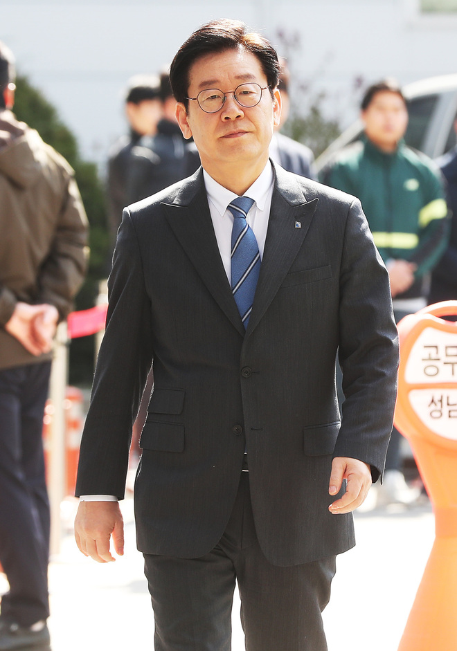 공직선거법상 허위사실 공표와 직권남용권리행사방해 혐의 등으로 기소된 이재명 경기지사가 지난 8일 오전 수원지방법원 성남지원에서 열린 17차 공판에 출석하고 있다. <연합뉴스>
