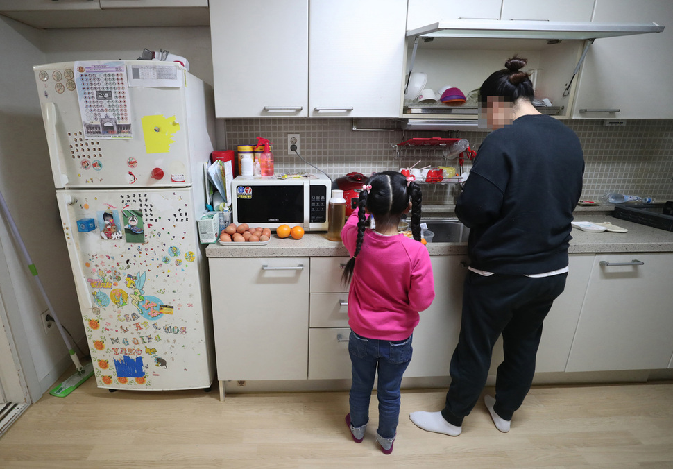 12일 경기도 한 영구임대아파트에서 김선영(가명)씨가 학교가 끝난 뒤 집으로 돌아온 막내 민주(가명)의 간식을 챙기고 있다. 백소아 기자 thanks@hani.co.kr