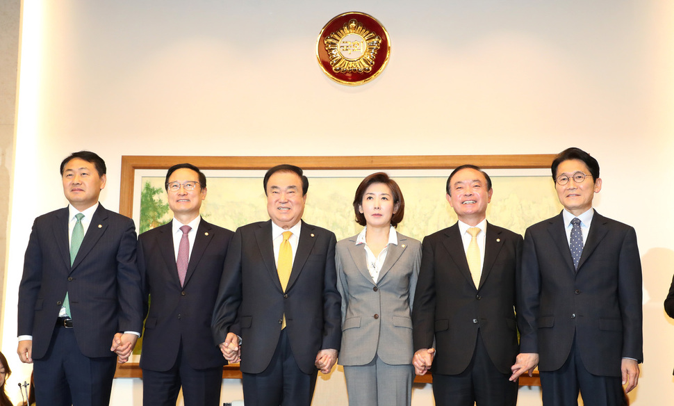 문희상 국회의장이 22일 오전 의장 접견실에서 여야 5당 원내대표들과 회동하고 있다. 왼쪽부터 바른미래당 김관영, 더불어민주당 홍영표, 문 의장, 자유한국당 나경원, 민주평화당 장병완, 정의당 윤소하 원내대표. 연합뉴스