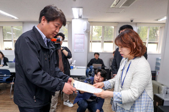 22일 오후 서울 용산구 한국유치원총연합회 사무실에서 김철 한유총 사무국장(왼쪽)이 이정숙 서울시교육청 주무관에게 한유총 법인 설립허가 취소 통보서에 대한 이의제기 공문을 전달하고 있다. 2019.4.22  연합뉴스