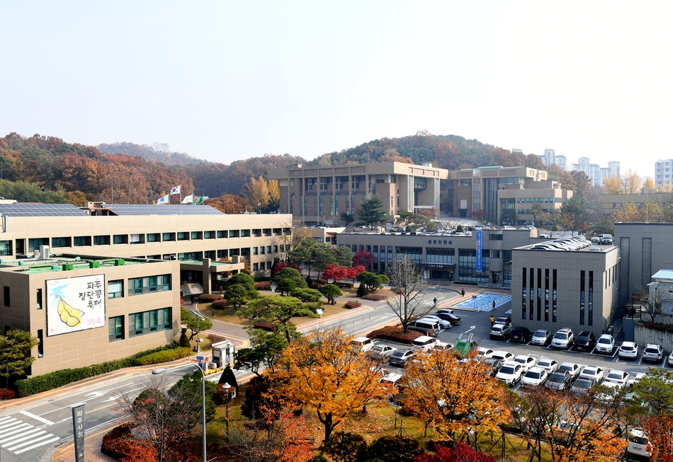경기도가 김포, 파주 등 접경지역과 낙후된 농촌지역 8개 시군을 수도권정비법상 ‘수도권’에서 제외시켜달라고 지난 18일 정부에 건의했다. 사진은 파주시청 전경.