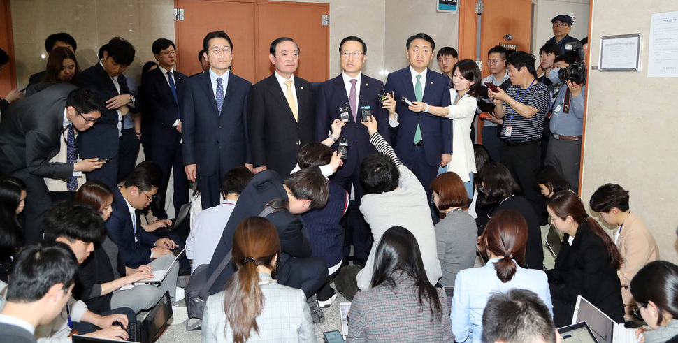 자유한국당을 뺀 여야 4당 원내대표들이 22일 오후 국회 정론관에서 선거제·개혁법안 패스트트랙(신속처리안건 지정) 처리 방안 등과 관련해 기자회견을 마친 뒤 기자들의 질문에 답하고 있다. 김경호 선임기자 jijae@hani.co.kr