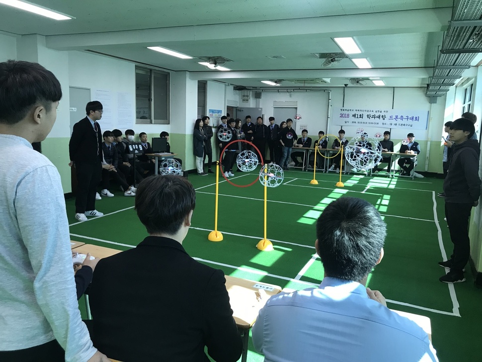 지난해 열린 인천하이텍고 학과 대항 드론 축구대회에서 학생들이 경기를 하고 있다. 인천하이텍고 제공