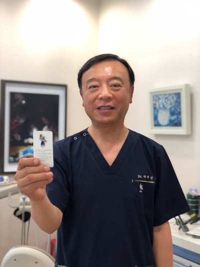 주먹밥 여성을 형상화해 예술가들과  ‘5·18 배지’를 만든 박석인 광주 메이홀 대표가 배지를 들어보이고 있다.
