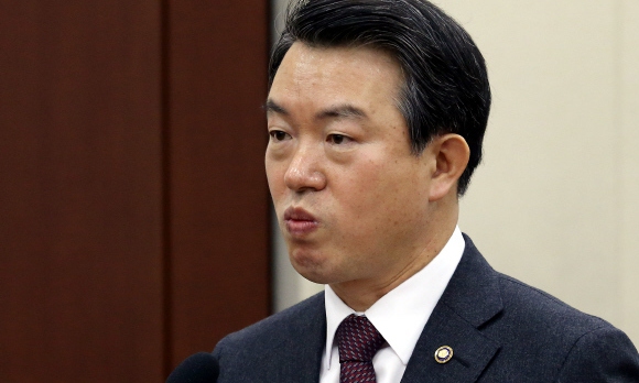 ‘정보경찰 선거개입 의혹’ 강신명 전 청장 피의자 신분 검찰 조사