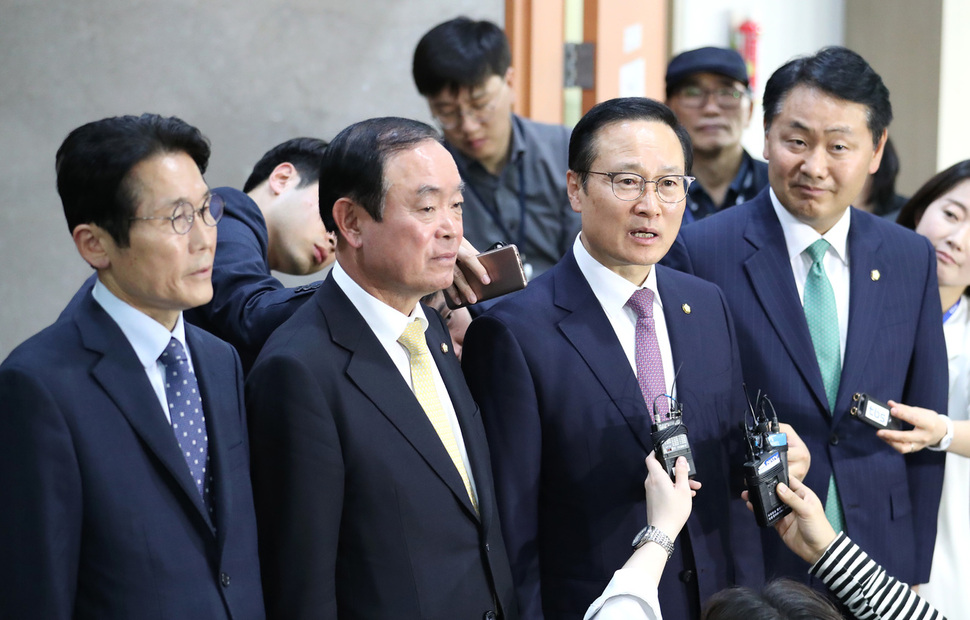 자유한국당을 뺀 여야 4당 원내대표들이 22일 오후 국회 정론관에서 선거제·개혁법안 패스트트랙(신속처리안건 지정) 처리 등 합의안 브리핑을 마친 뒤 취재진의 질문에 답변하고 있다. 왼쪽부터 정의당 윤소하, 민주평화당 장병완, 더불어민주당 홍영표, 바른미래당 김관영 원내대표. 연합뉴스