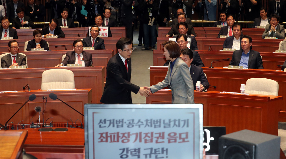 황교안 자유한국당 대표와 나경원 원내대표가 23일 오전 국회에서 열린 의원총회에서 악수하고 있다. 강창광 기자 chang@hani.co.kr