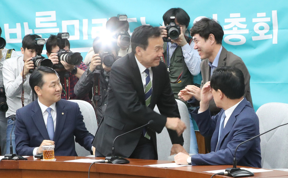 손학규 바른미래당 대표가 선거제 개편과 고위공직자범죄수사처(공수처) 설치, 검경 수사권 조정 관련 법안을 신속처리 대상 안건(패스트트랙)으로 지정하는 당의 입장을 논의하기 위해 23일 오전 국회에서 열린 의원총회에서 하태경 의원과 인사하고 있다. 강창광 기자 chang@hani.co.kr