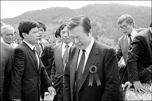 김대중 전 대통령이 1987년 9월 5·18민주화운동 이후 처음으로 망월동 구묘역을 찾아 영령들 앞에서 오열하고 있다.