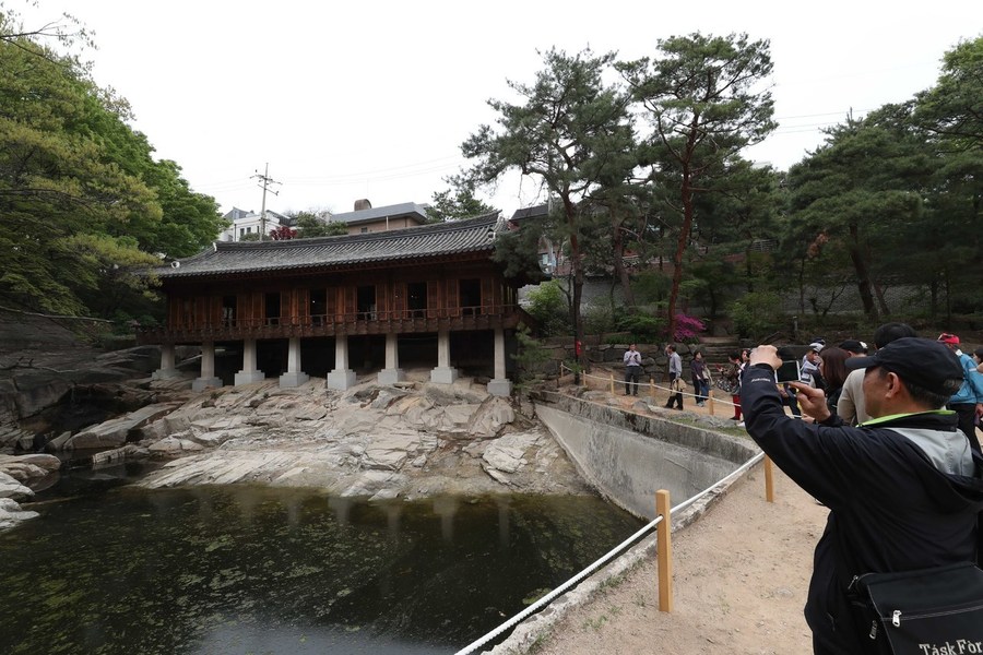서울 도심에 남아 있는 한국 전통정원인 성북구 성락원이 23일 일반에게 공개됐다. 관람객들이 이날 오후 성락원을 찾아 연못 ‘영벽지’ 주변을 걸으며 한국 전통정원의 정취를 즐기고 있다. 박종식 기자