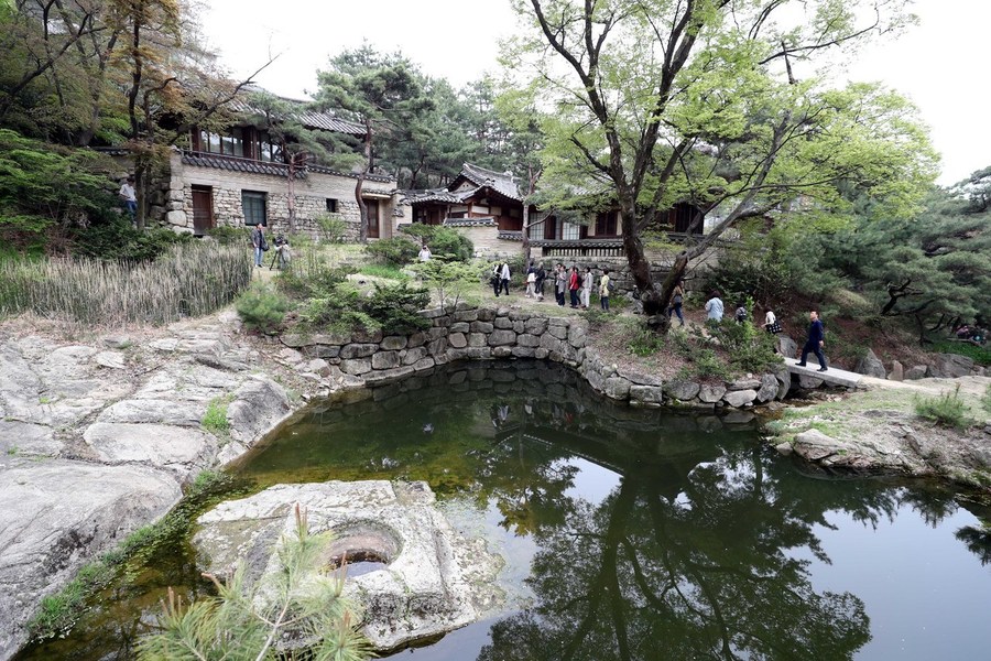 서울 도심에 남아 있는 한국 전통정원인 성락원이 23일 일반에게 공개됐다. 관람객들이 이날 오후 성락원을 찾아 연못 ‘영벽지’ 주변을 걸으며 한국 전통정원의 정취를 즐기고 있다. 박종식 기자