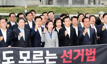 한국당 “패스트트랙 결사 저지”…의원 전원 국회 철야농성