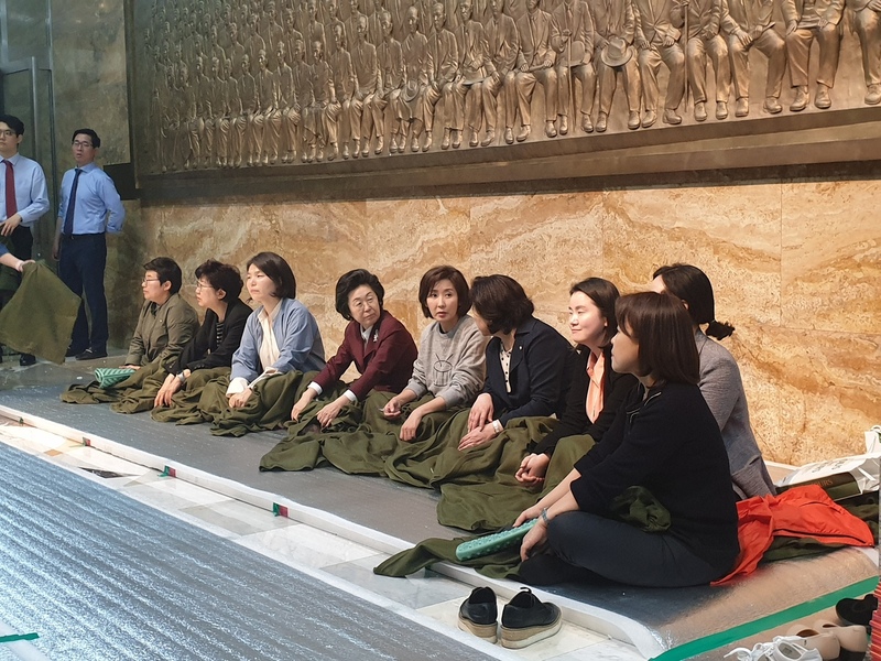 자유한국당 여성 의원들이 23일 국회 로텐더홀에서 철야농성을 하고 있다. 김미나 기자