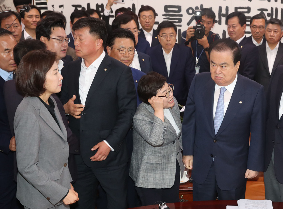 문희상 국회의장이 24일 오전 선거법 개정 패스트트랙 지정과 관련해 국회 의장실을 항의 방문한 자유한국당 나경원 원내대표 등과 설전을 벌이고 있다. 공동취재사진