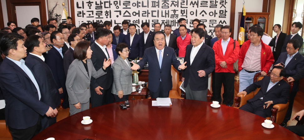 문희상 국회의장이 24일 오전 선거법 개정 패스트트랙 지정과 관련해 국회 의장실을 항의 방문한 자유한국당 나경원 원내대표 등과 설전을 벌이고 있다. 공동취재사진