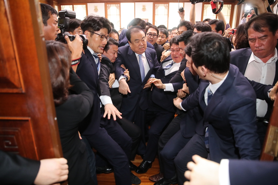 문희상 국회의장이 24일 오전 국회의장실을 항의방문한 자유한국당 의원들을 피해 의장실을 나가고 있다. 공동취재사진